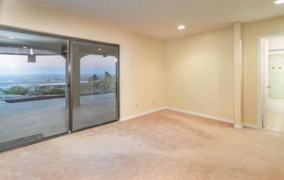 Building Photo - 1055 Lakeview Dr