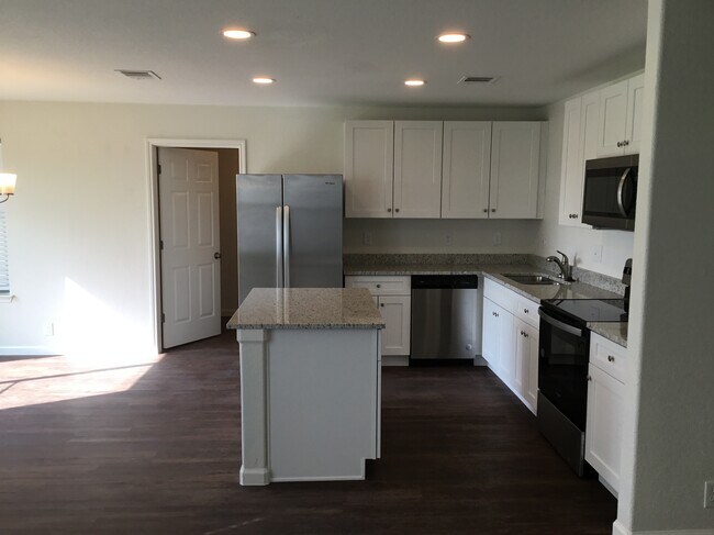 Building Photo - 112 Retama