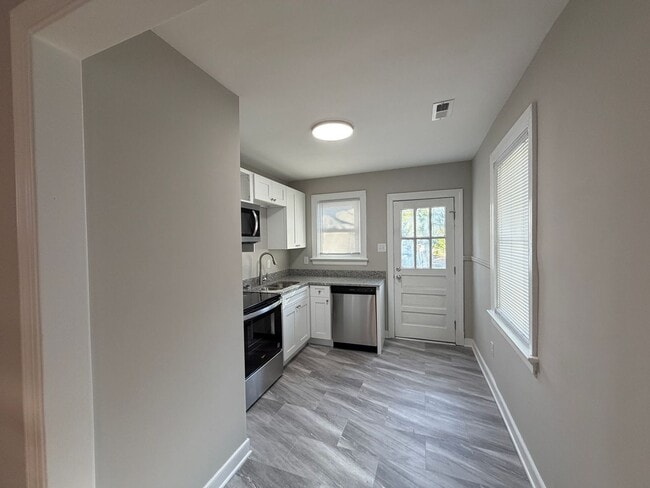 Building Photo - Great renovated 2 bedroom house in Richmond