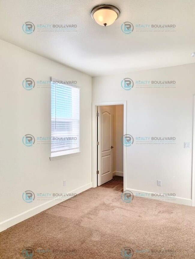 Building Photo - Half Month Free Rent! Gorgeous, 4 Bedroom ...