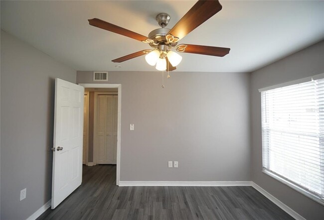 Building Photo - 10330 Carrollwood Ln