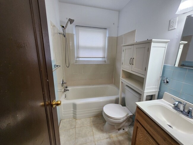 Building Photo - Two Bedroom Home in Normal