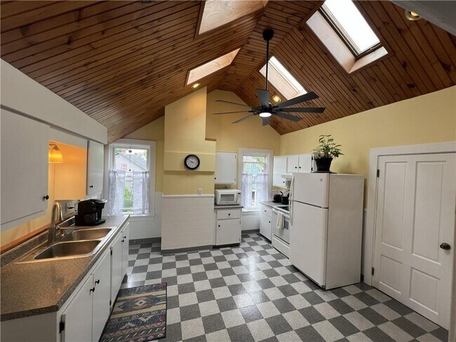 Building Photo - 13 Newport Ave