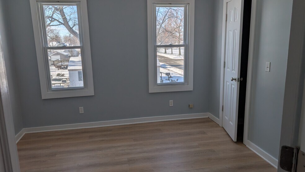 Bedroom - 517 E Barker Ave