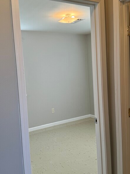 Building Photo - 2407 Rose Dr