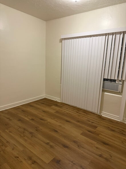 Building Photo - 636 N Plymouth Blvd