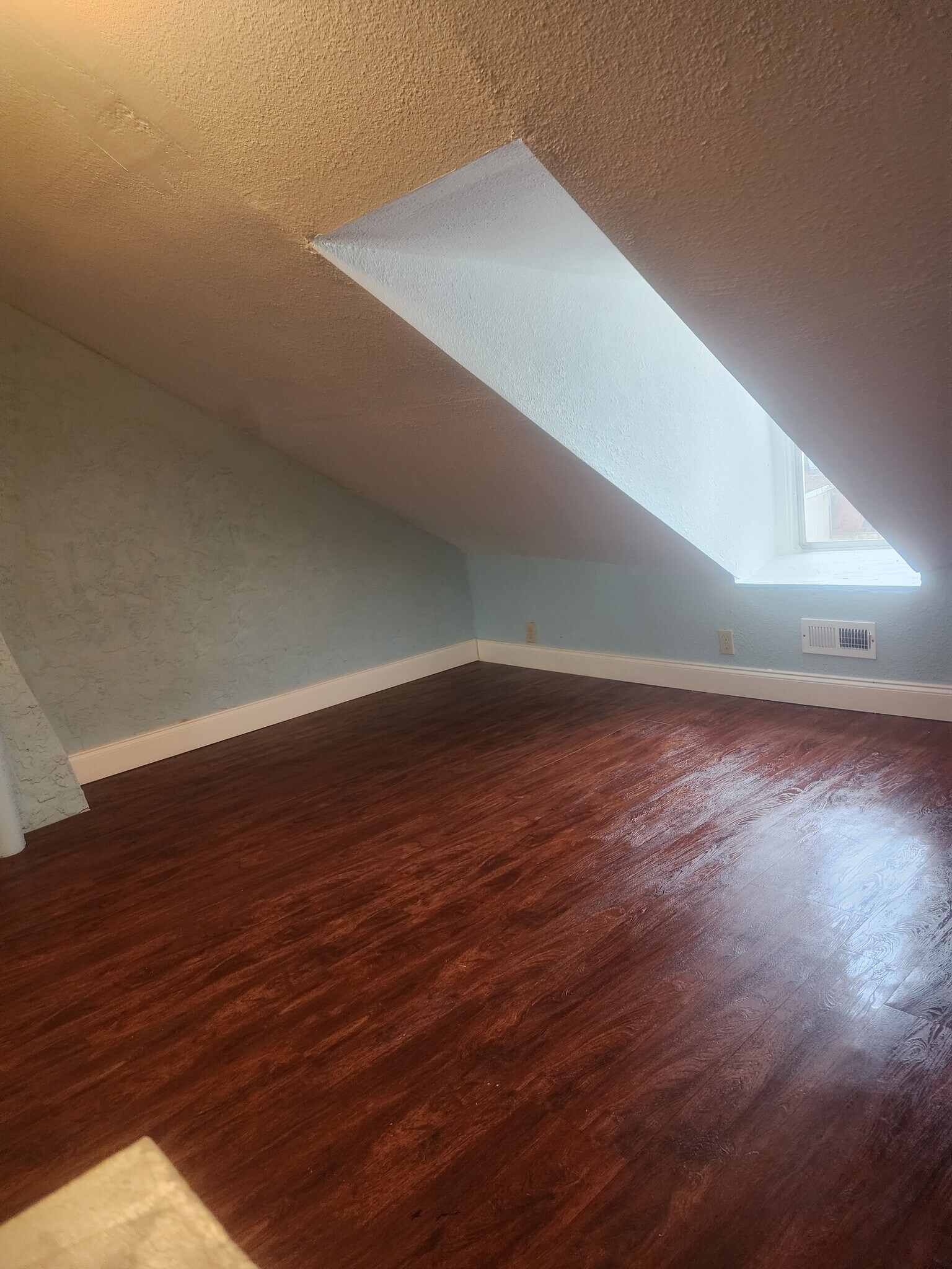 Building Photo - 40 Maple St