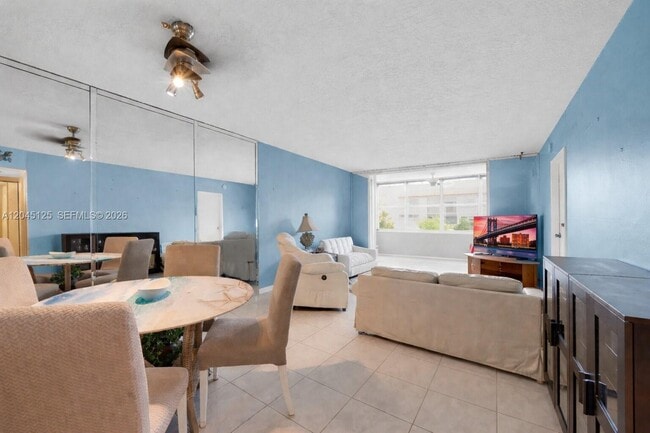 Building Photo - 2861 Somerset Dr