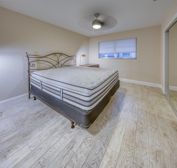 Building Photo - 301 S Lakeside Dr