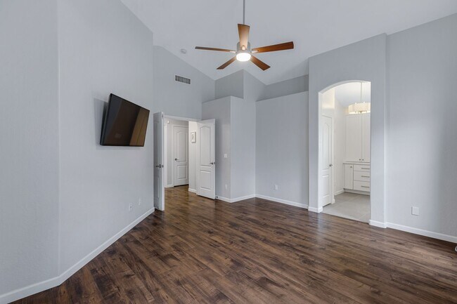 Building Photo - 4 Bedroom/2 Bathroom Remodeled home with S...