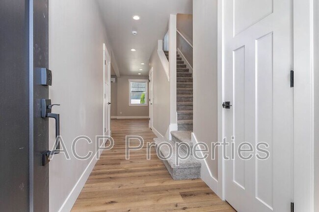 Building Photo - 2205 DeJong Dr