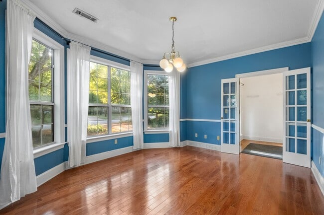 Building Photo - HISTORIC DOWNTOWN  3 bedroom 2.5 bath home