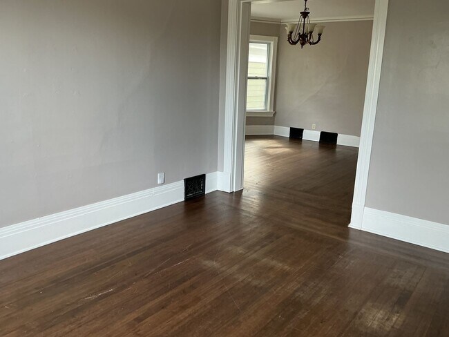 Building Photo - 2617 S Howell Ave