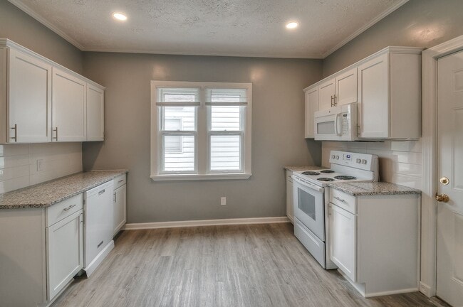 Building Photo - Beautifully updated 3-bedroom, 1-bath home that’s move-in ready.