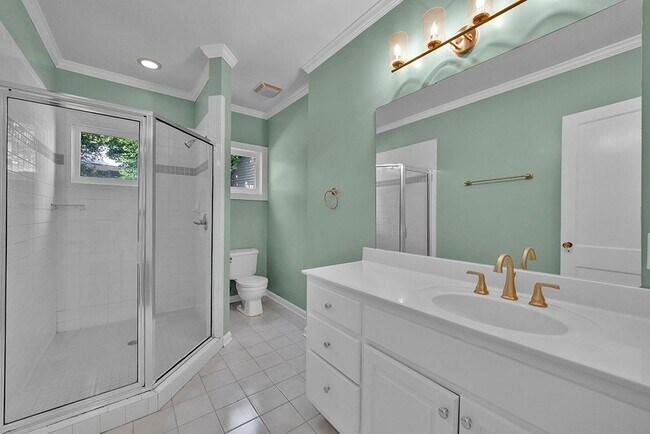 Building Photo - 876 Courtenay Dr NE