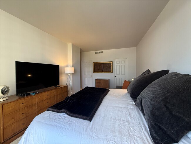 Building Photo - 15 Greenway Plz