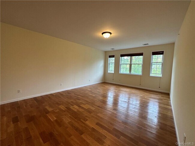 Building Photo - 77 Quaker Ave