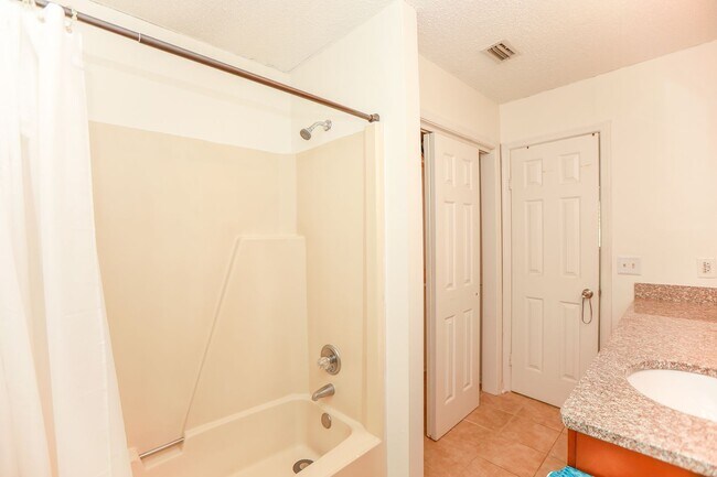 Building Photo - "Charming Kempsville Lake Townhome – Great Amenities & Location!"