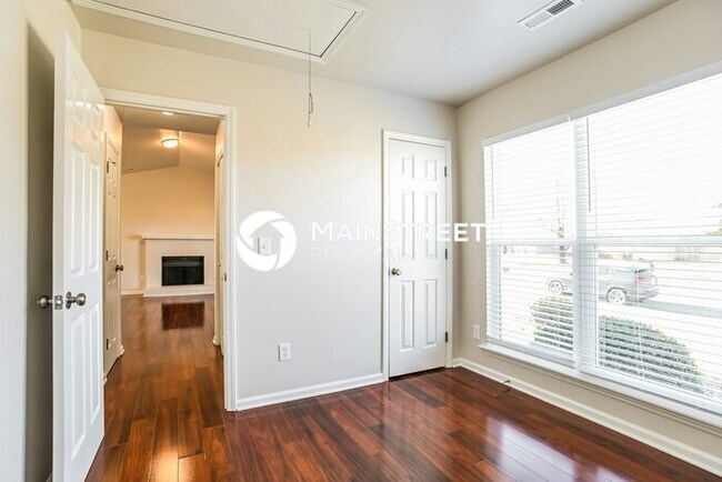 Building Photo - 3 Bedroom Pet-Friendly Home in Charlotte, NC with Main Street Renewal