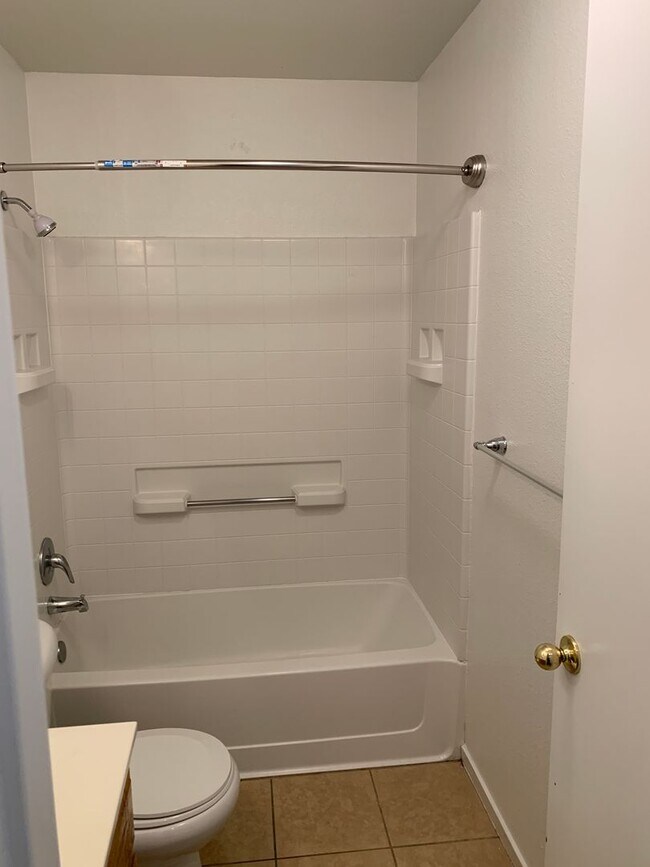 Building Photo - 2 WEEKS FREE RENT November Special - Beaut...