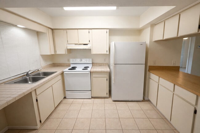 Building Photo - 801 SE 5th Ave