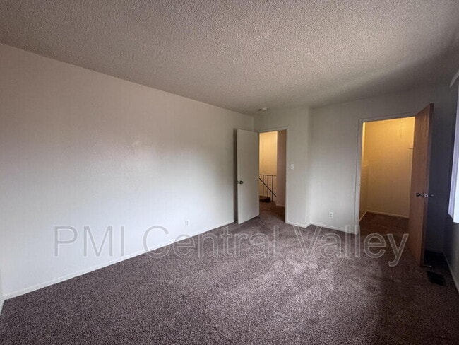 Building Photo - 1331 Pinetree Dr