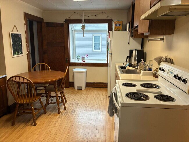 Building Photo - Nice 3 Bed 1 bath close to Water St. and UWEC! Available June 1st