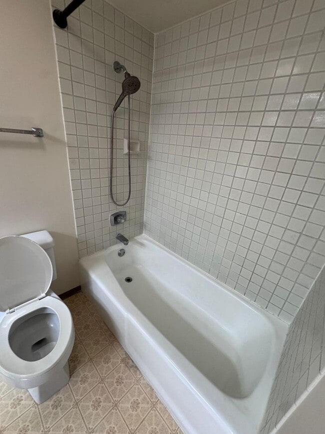 Building Photo - 2 Bed, 2 Bath with reserved, covered parking. Washer/Dryer in unit -Country Club Plaza in Salt Lake