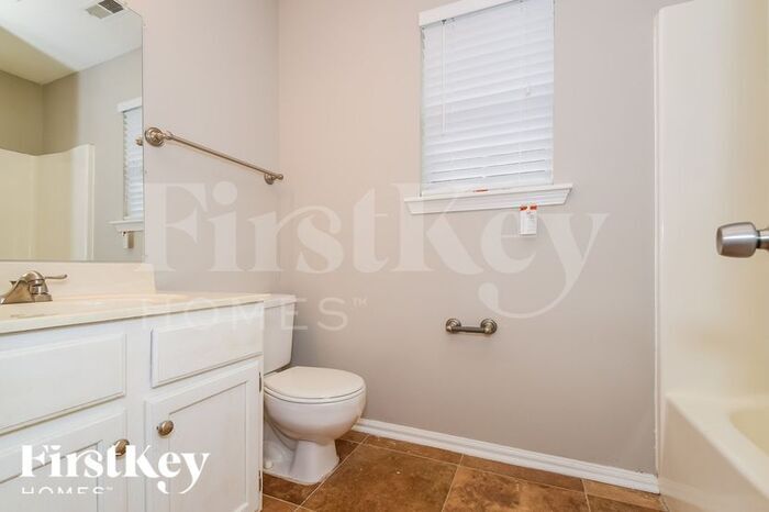 Building Photo - 122 Carriage Dr