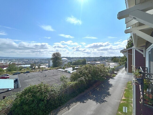 Building Photo - Gorgeous 2-bedroom Townhouse with attached...