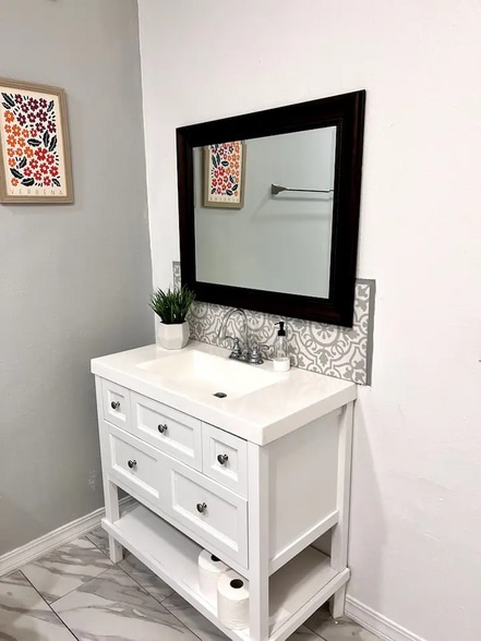 Building Photo - 3025 E Missouri Ave