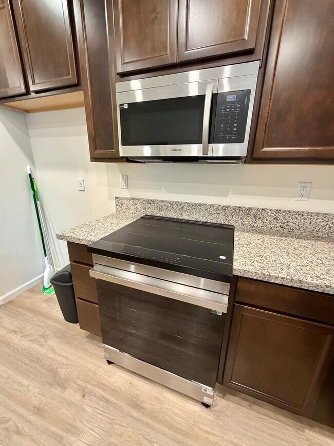 Building Photo - Make yourself at home in this delightful Delano single-family residence!