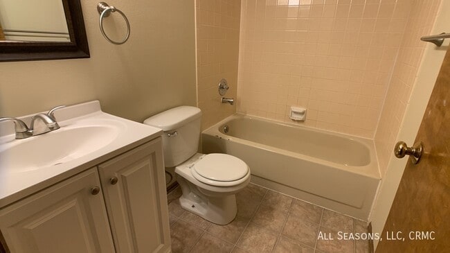 Building Photo - 850 Quail Lake Cir