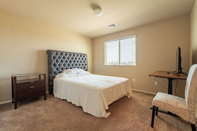 Building Photo - Spacious 3-Bed, 3-Bath Tucson Condo w/ Gar...