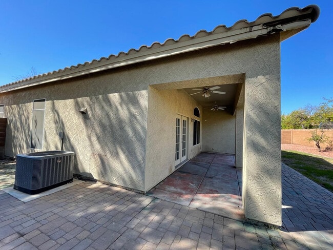 Building Photo - 686 W Del Rio St