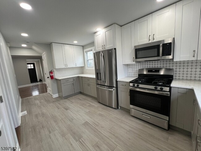 Building Photo - 20 Van Dyke Pl