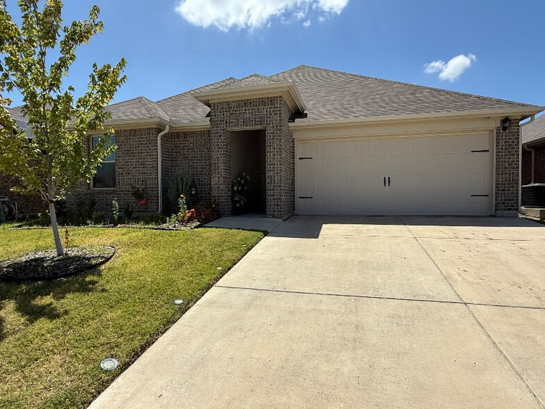 Primary Photo - 1205 Canterbury Ln
