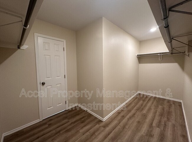 Building Photo - 819 Briarwood Dr