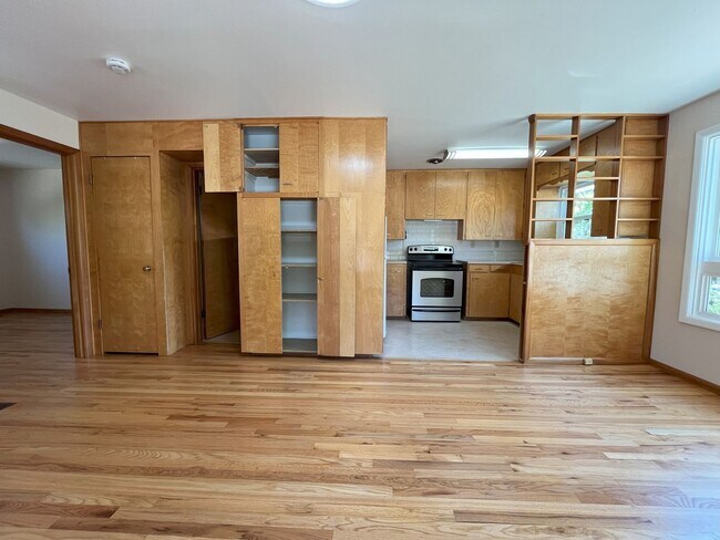 Building Photo - Bright & Spacious 1-Bedroom Duplex with Ha...
