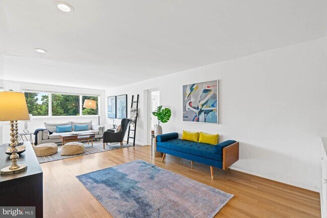 Building Photo - 4720 Chevy Chase Dr
