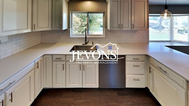 Building Photo - Near Randall Park - Charming home with two kitchens and washer/dryer included!