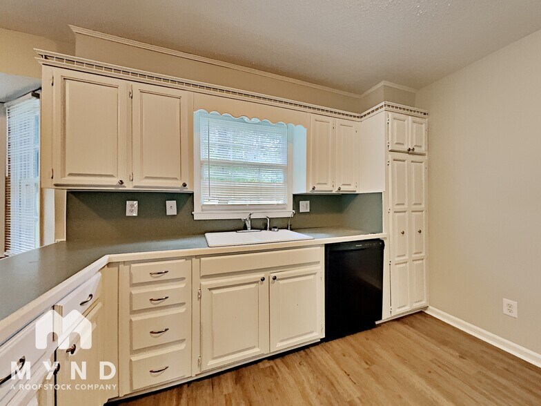 Building Photo - 204 Moon Cir