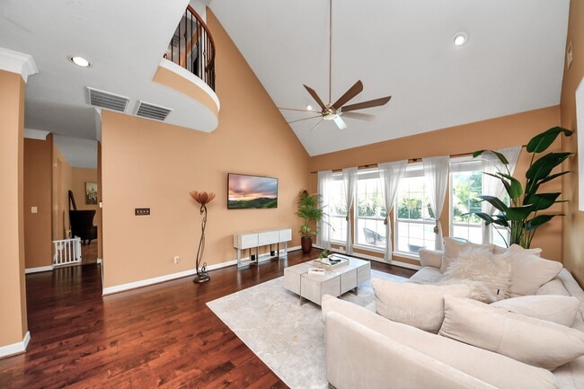 Building Photo - 17314 Pinecreek Hollow Ln