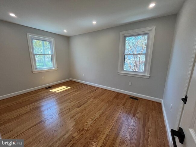 Building Photo - 327 Whittier St NW