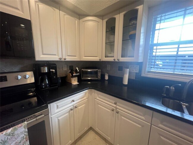 Building Photo - 681 Verona St