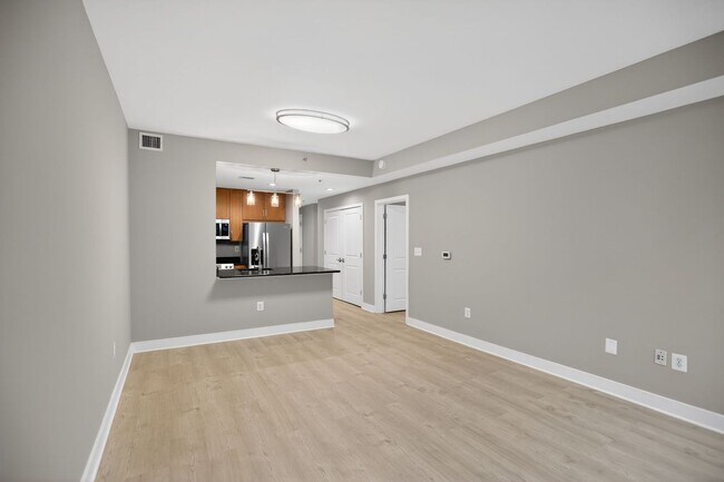 Building Photo - One Bed One Bath Condo in Tenleytown