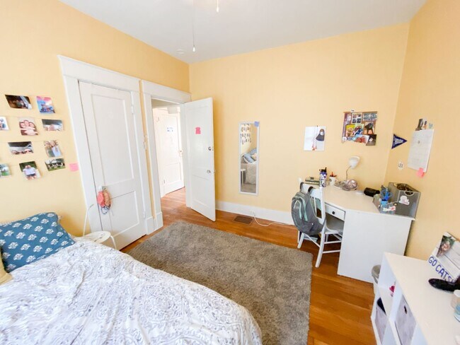 Building Photo - 722 Sunset Dr