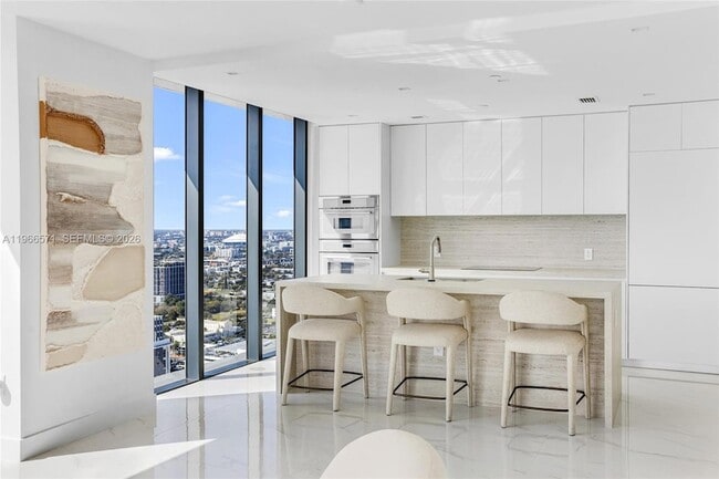 Building Photo - 700 NE 24th St