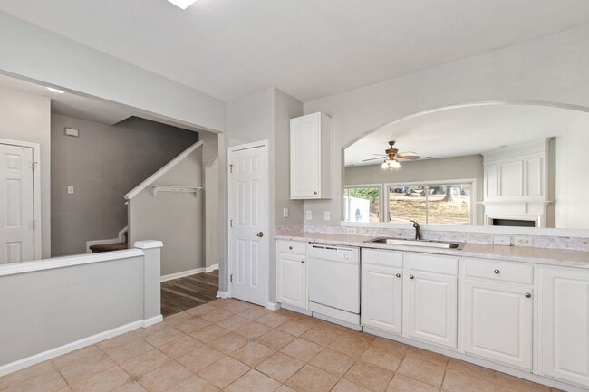 Building Photo - Beautiful End-Unit Townhome in Sought-After Breckenridge!