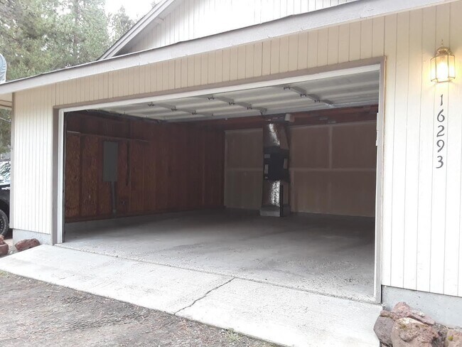 Building Photo - Darling house between Sunriver & LaPine